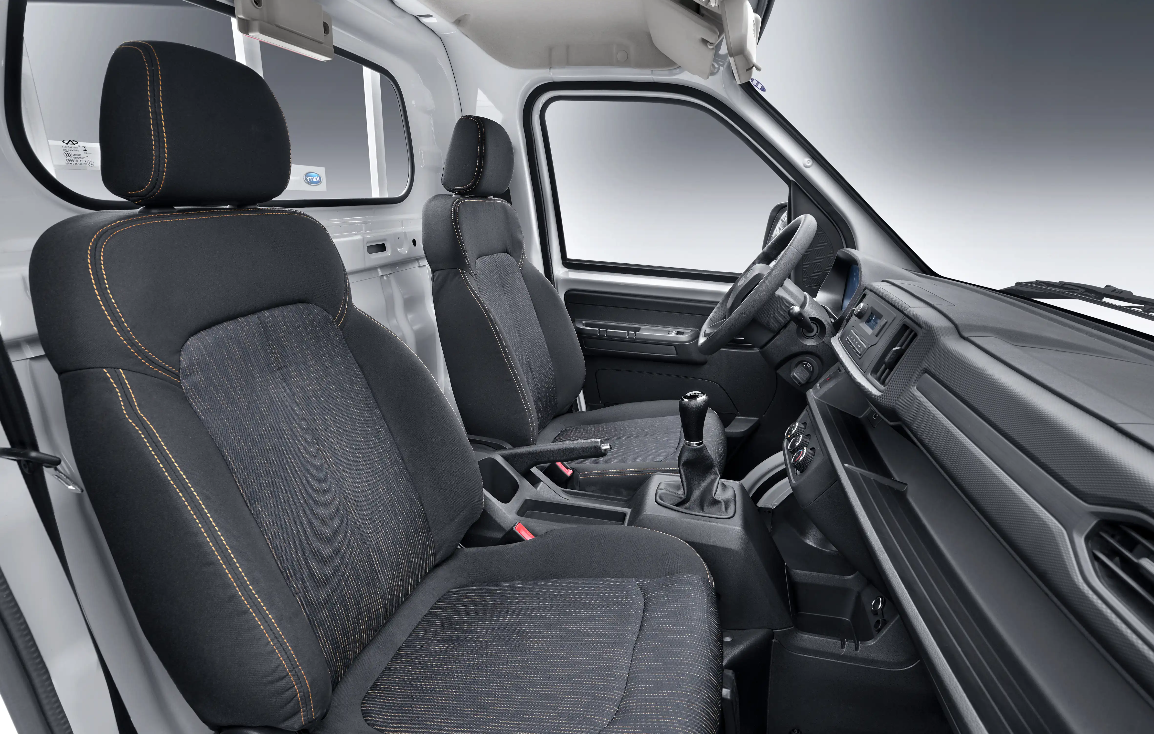 Vista interior del Karry Q51 Cabina Simple, mostrando el tablero y los asientos cómodos
