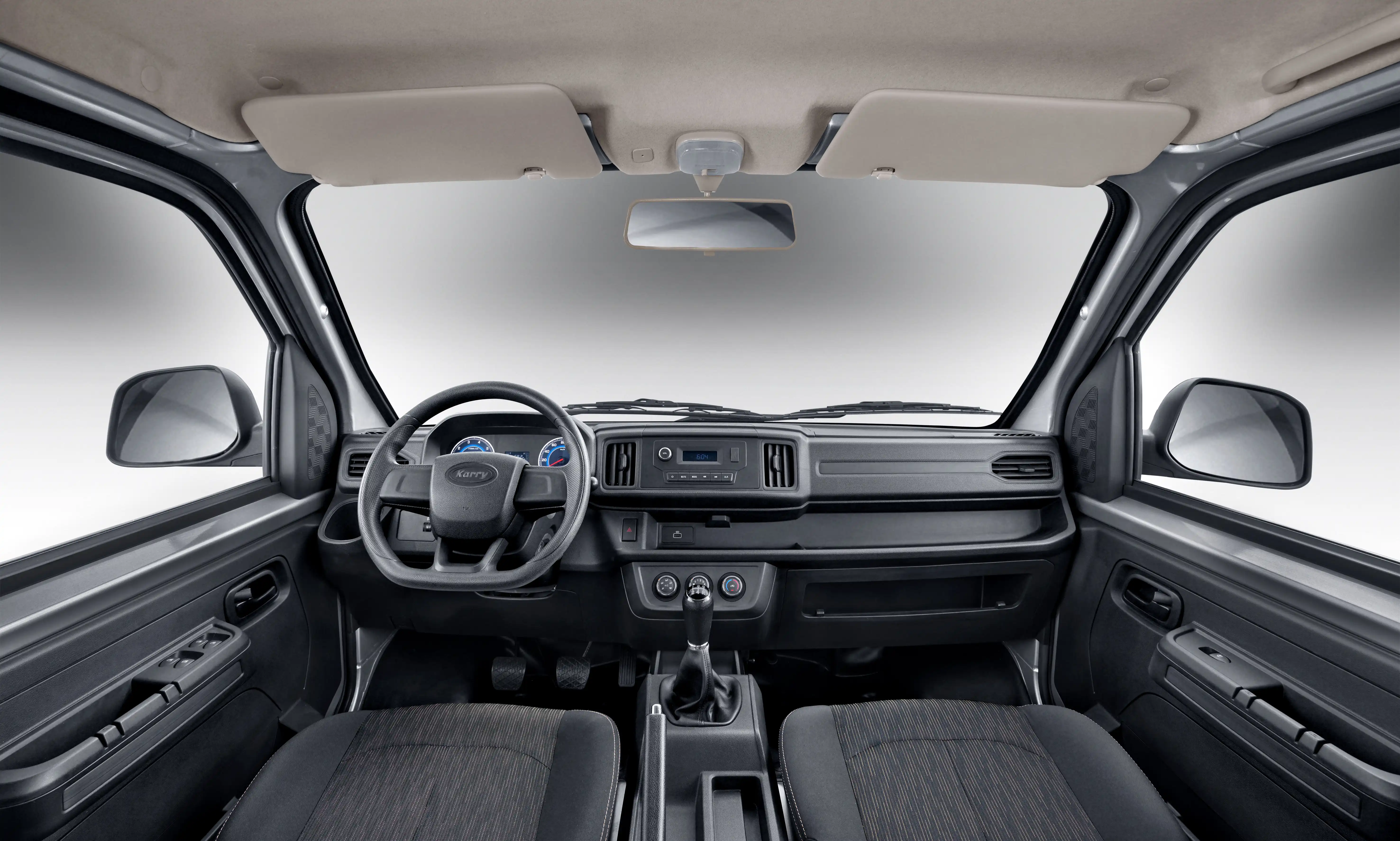 Vista del segundo interior del Karry Q52 Cabina Doble, destacando la capacidad y confort de los asientos traseros