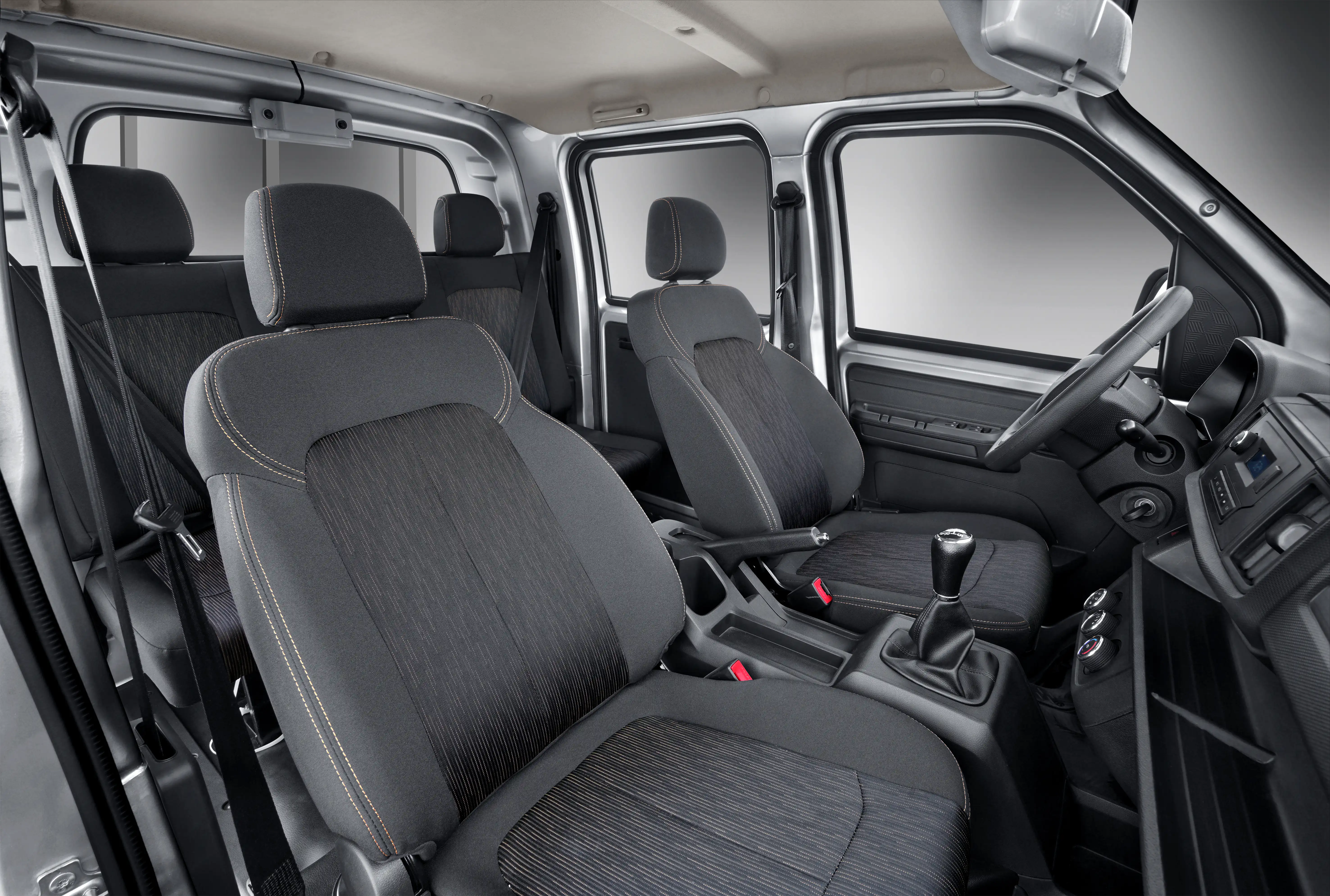 Vista interior del Karry Q52 Cabina Doble, mostrando el tablero y los asientos cómodos